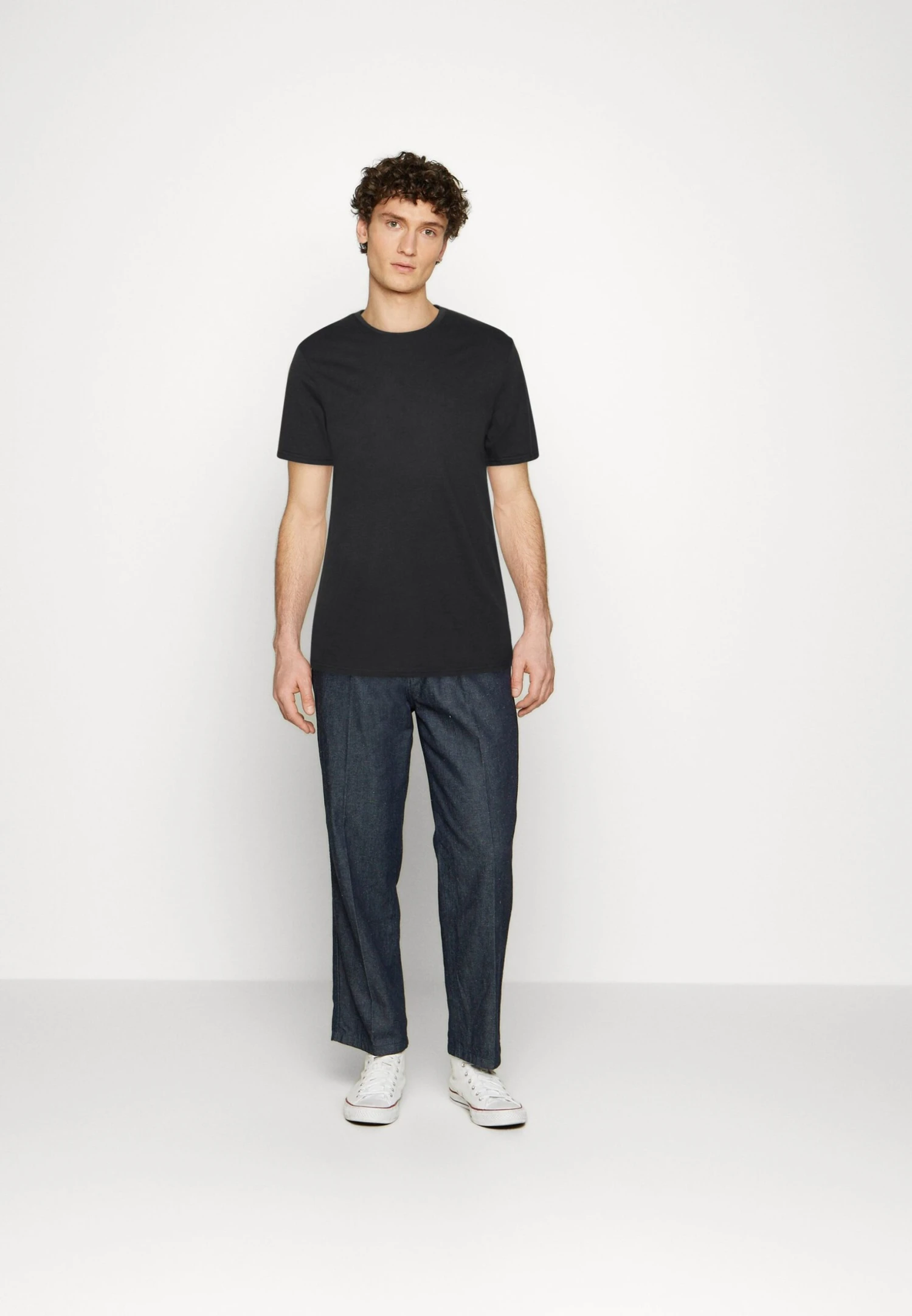 Pier One 5 Pack - Basic T-Shirt - White/Off-White/Light Grey/Beige/Black 1 Pier One 5 Pack - Basic T-Shirt - White/Off-White/Light Grey/Beige/Black