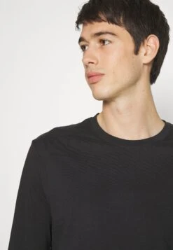 Pier One 5 Pack - Long Sleeved Top - White/Dark Green/Light Green/Black -Boutique Fashion Men's Discount Store 148e7397fbfd47649b940fe065e3dabf