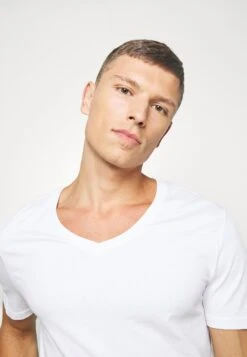 Pier One 2 Pack - Basic T-Shirt - White -Boutique Fashion Men's Discount Store 2464778c5d314b51b098f8e722d959b0