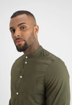 Pier One Muscle Fit Stand- Shirt - Oliv -Boutique Fashion Men's Discount Store 259eaf52e4d4427a96fee394df68933f