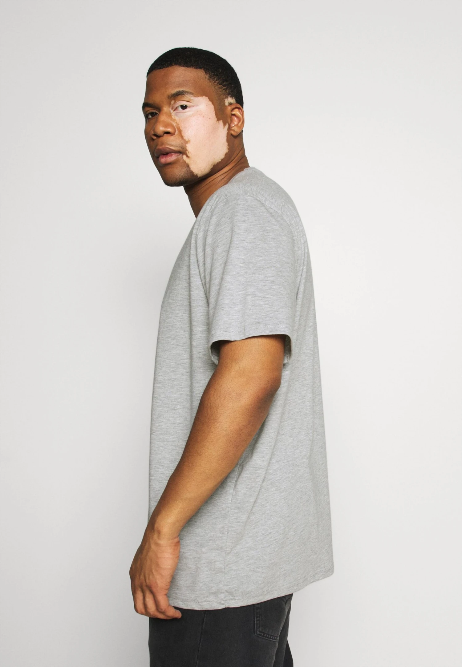 Pier One 5 Pack - Basic T-Shirt - Khaki/Grey/Dark Blue 2 Pier One 5 Pack - Basic T-Shirt - Khaki/Grey/Dark Blue - Image 2