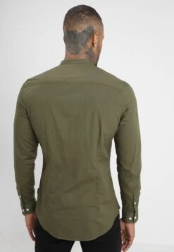 Pier One Muscle Fit Stand- Shirt - Oliv -Boutique Fashion Men's Discount Store 6203a98ce2074a57aa2427fe331f99cb