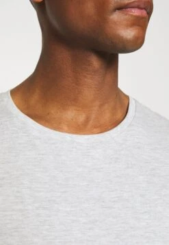 Pier One 5 Pack - Basic T-Shirt - Black/White/Light Grey 16 Pier One 5 Pack - Basic T-Shirt - Black/White/Light Grey -Boutique Fashion Men's Discount Store 781514b98ac940a2934d4a3cf6c9ca05