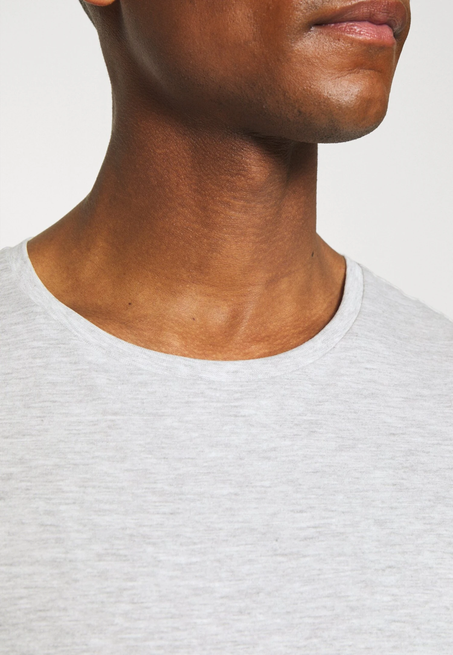 Pier One 5 Pack - Basic T-Shirt - Black/White/Light Grey 7 Pier One 5 Pack - Basic T-Shirt - Black/White/Light Grey - Image 7