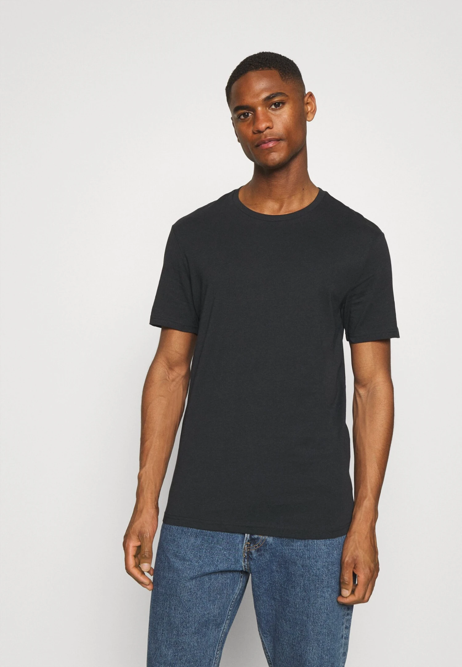 Pier One 5 Pack - Basic T-Shirt - Black/White/Light Grey 4 Pier One 5 Pack - Basic T-Shirt - Black/White/Light Grey - Image 4