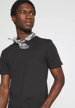 Pier One 3 Pack - Basic T-Shirt - Black/Mottled Dark Grey/Bordeaux -Boutique Fashion Men's Discount Store ae9b9691c10949c5b4edc17929f8c13a