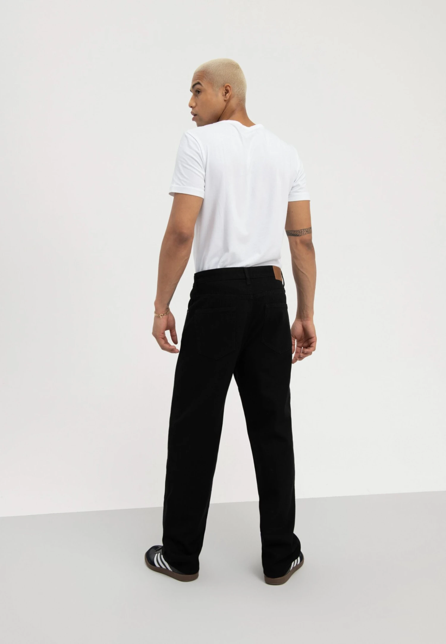 Pier One Relaxed Fit Jeans - Black Denim 3 Pier One Relaxed Fit Jeans - Black Denim - Image 3