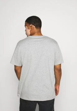 Pier One 5 Pack - Basic T-Shirt - Khaki/Grey/Dark Blue 8 Pier One 5 Pack - Basic T-Shirt - Khaki/Grey/Dark Blue -Boutique Fashion Men's Discount Store ec3697a3377045a681099b809ac45742