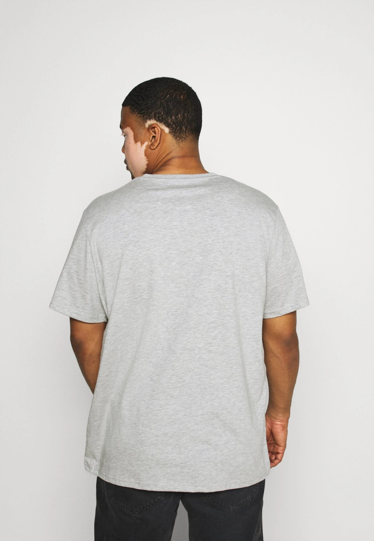 Pier One 5 Pack - Basic T-Shirt - Khaki/Grey/Dark Blue 3 Pier One 5 Pack - Basic T-Shirt - Khaki/Grey/Dark Blue - Image 3