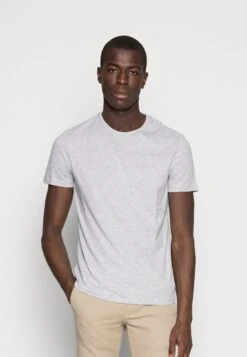 Pier One 5 Pack - Basic T-Shirt - Dark Blue/Grey/Khaki 11 Pier One 5 Pack - Basic T-Shirt - Dark Blue/Grey/Khaki -Boutique Fashion Men's Discount Store fb97d3a70f594235aa02f60b48ba6fae